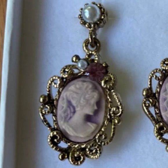 NIB - The Stone Flower cameo earrings - Picture 4 of 5